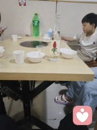 穷呀，酒16块一瓶，还买一送一
有多少钱，就过多钱的日子
挺好的