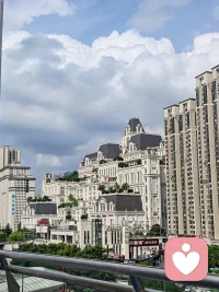 当我们的心不被外物所扰时，万物皆存于心；心念一动，万般景象便浮现眼前。心与万物相融，我即是万物，万物即是我心。心念未起之时，本心清净独立，和外物互不牵绊，心中无物，外物亦与我无关。
由此可知，心与万物互为根本，密不可分。生活起于心中一念，真实体验便是生活本身。当我们看透这份本质、时时保有觉察，心境自会豁然转变，更能读懂生活，真切体会世间的美好与意义。