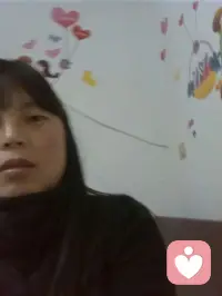 穷居闹市无人问，富在深山有远亲。
人低谷时，难免遭遇闲言碎语、背后非议，很多人习惯困在别人的口舌里自我内耗。
其实世态本就如此，锦上添花的人多，雪中送炭的人少。不必被旁人的眼光裹挟，学会沉淀自己，稳住内心，接纳生活的所有不如意。
如果你心里积压了委屈、焦虑、迷茫，没人可以诉说，我愿意安静倾听，温和陪伴，给你一处安心的情绪安放地。