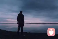男人的苦和累！

🈚️无声的疲惫

很多时候，累不是身体上的，而是心里的那股劲儿被磨平了。

- 表面安安静静，心里早已兵荒马乱，很多话不想说，不能说，也不必说。
- 好像什么都来得及，又好像什么都无能为力，好像什么都有希望，又好像什么都遥不可及。
- 白天是搞笑废物，晚上是抑郁怪物。
- 每天努力演好一个情绪稳定的成年人。
- 笑容可以瞒过别人，心酸却只有自己知道。

🏠肩上的责任

男人的累，常常源于那份无法卸下的责任，是车前功名利禄，车后柴米油盐的现实。

- 一手扛着家，一手扛着工作。想要多赚钱养家，就得少陪家人；想要多拥抱家人，就得放下工作。
- 小时候觉得“家”是一个字，长大后发现“家”是无数个责任的集合。
- 男人这辈子，前半生为父母活，后半生为孩子活，中间夹着为生活活，什么时候为自己活过？
- 凌晨三点的厨房还亮着灯，给发烧的孩子物理降温，手边是温着的药和没写完的方案。​​熬，不是硬扛，是把苦涩慢慢熬成温润。​​

🌪️ 内心的挣扎

疲惫感像一场无声的侵袭，消耗着感受快乐和热爱的能力。

- 上班像一场持续而稳定的抽空，它拿走你阅读时的耐心，对细微情绪的辨认能力，和保持好奇的余地。
- 下班后的我更像一块被反复使用过的海绵，看起来完整，内部却已经饱和。
- 摆又摆不烂，卷又卷不赢，躺又躺不平，于是这一碗夹生饭我咽了又咽。
- 好像坐牢，犯人是我，看守是我，牢也是我。
- 原来大家都是边死边活，全靠硬撑。一天24小时，真正觉得“还可以”的时刻，撑死也就1、2个小时。

💪 沉默的坚持

即使再苦再累，生活还是要继续，熬过去，就是成长。

- 少时的梦还没醒，回头已是半生。时间在变，人也在变，回不去的何止是时间，还有曾经的自己。
- 生活嘛，哪有百依百顺的，都是跌跌撞撞，傻傻的笑着面对而已。
- 熬的不是夜，是被生活按在地上摩擦的清醒。
- 成功没有捷径，只有拼搏。一直向前，一直向上，永不停止，你的梦想终究能够实现。