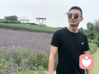 生命力·亲密关系

我对关于生命力，在亲密关系里的两层解读
 
如果一段相处，让对方为你的生活注入了鲜活的生命力，让你拥有更多底气与能量，去拥抱生活、探索世界，一定要好好珍惜这份遇见。
第一层生命力，是正向的滋养与治愈。
她总能看见你身上的闪光点，大方地夸赞、认可、鼓励你，坦然奔赴爱意；热忱乐观、温柔又坚韧的性子，像一束暖阳，潜移默化地带动你，驱散倦怠与低落，源源不断给你补给情绪能量。
 
第二层生命力，是舒展本心，自在做自己。
在她面前，你不必伪装完美，不用压抑天性、刻意迎合。哪怕你的选择和她的期待相悖，只要遵从本心，都会被理解与尊重。生命力最核心的内核，本就是坦然活出自我。
能在亲密关系里，拥有一个允许你舒展灵魂、安心做自己的伴侣，何其幸运。
这般难得的人，遇见了，又怎么舍得放手，只想好好珍藏、紧紧握住呀😊
 
 
 
总结就是～
真正给你生命力的伴侣：
一是用乐观与偏爱，源源不断治愈你、滋养你；
二是包容你的本心，让你不必伪装，自在活出自己。
有幸相逢，便满心珍惜。
王先生 余生可要抓紧这样的懂你 爱你的我哦！
