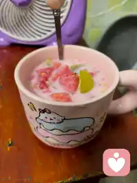 午后给自己安排一杯清爽水果奶，甜甜的果肉裹着奶香，烦恼瞬间都消散啦，平凡日常也满是小美好。