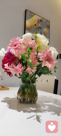 人这一生，最该讨好的从来不是别人，是自己。别总困在细碎的烦恼里反复内耗，那些解不开的心结、放不下的遗憾，都慢慢放下。不必追逐所有人的认可，不必勉强迎合所有期待。多给自己一点喘息的空间，卸下心上重担，随心而行，让心慢慢舒展，活得轻松、通透、自在。
