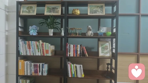 你好,我是美美沐心,一名倾听师。🌿\n\n走过一段很忙很累的日子后,我慢慢停下来,重新整理了自己的生活——布置了一间安静的书房,也开始系统学倾听。\n\n我发现