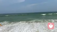 望着翻涌不息的大海，才发觉人的情绪，也如同眼前的浪潮。
时而汹涌起伏，时而慢慢归于平静。
不必抗拒汹涌的时刻，允许情绪来去，允许自己有起伏。
大海不会永远风平浪静，人也不必时刻保持坚强🌊