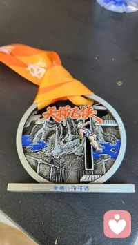 困在日常的琐碎里久了，总容易困住自己。
偶尔不必循规蹈矩，试着放纵一次，勇敢闯一闯、奋力冲一把。
跨过山径险途，战胜内心胆怯，才会发现，勇敢迈步之后，自有全新天地等你抵达。
致敢于挑战的自己，往后遇事，多一份胆量，少一份犹豫✨