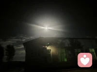 年岁渐长才慢慢懂得，人生从无捷径可投机。那些靠取巧短暂换来的所得，无论物质或是情感，终要以另一种形式偿还，无人例外。

年少时总想走捷径，待到回头方才醒悟：所有投机里，亏欠最深的从来都是自己。

人本不具备凌空飞翔的本事，侥幸暂时腾空未遇波折，未必是福气。

凡事一分一分踏实去做，收入一分一分踏实去挣，认真安顿本心，细细体会日常。在合适的年纪，慢慢沉淀出能支撑自己的智慧，便是此生难得的幸运。（转）