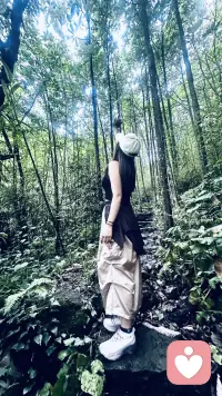 其实做情感咨询师前
我的主业：徒步登山旅行
但是，因为自己原因
很长一段时间
我把另外一个常用的微信朋友圈停更了
最近的某一天
突然想明白 恢复更新中
竟然有意向不到的收获

其实：
很多事情发生的走向
是自我内心造成的
我愿意关闭  那么烦恼和快乐 都会离我越来越远
愿意打开  烦恼和快乐也会并存！
那么，你想要获得烦恼多一点还是快乐多一些，
只是看自己选择而已！♥️