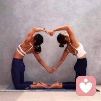干货手记：乖乖女的隐性叛逆，父母常常看不懂
 
很多父母会有一种困惑：小时候懂事顺从的乖乖女，成年后突然变得难以沟通。大家常常以为是孩子突然变了，其实真相一直藏在表象之下。
 
青春期本就自带爱玩、好动的天性。看上去张扬叛逆、肆意玩乐的孩子，其实是顺着本能释放情绪；而长期克制自己、安分学习的乖乖女孩，一直在主动压抑天性。
表面的温顺，并不是天生听话，而是她依靠强大的理智，主动配合父母的期待。
 
1. 顺从是自我约束，不是本性
乖乖女的内核是清醒、自控力极强。她清楚怎么做能让家人满意，于是主动收敛情绪、压抑需求。这份懂事，是长期自我消耗换来的。
2. 所谓“突然叛逆”，只是不再刻意配合
从前愿意迎合期待，是她主动做出的选择。等到某天不愿意继续委屈自己，不再按照父母想要的样子生活，家长便会定义为“叛逆”。
其实这不是性情突变，只是她不再伪装，展露最真实的自己。
3. 父母最容易忽略：乖孩子也积攒大量情绪
外放的孩子可以通过吵闹、玩耍宣泄情绪；习惯安静听话的孩子，所有委屈、不甘、渴望全部向内消化。长久积压的感受，终有一天会寻找出口。
 
养育乖乖女孩，不要沉醉于孩子长久的顺从。
看见她克制背后的需求，接纳她偶尔的任性。真正健康的成长，从来不是永远懂事，而是拥有敢于表达自我的底气。