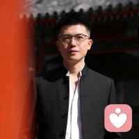 七夕，见惯人间情爱聚散。
35岁，经历过婚姻的起落，慢慢懂得，爱不只是两个人的朝夕厮守，更先要修好自己这颗心。
不急于奔赴一段关系，也没有关闭心里的期待。
先安顿好自己，自洽从容，有缘人，晚一点相逢也没关系。祝大家七夕安好。