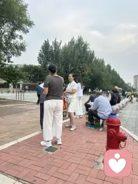 放学的校门口，人来人往。
等着孩子蹦蹦跳跳跑过来，一天的疲惫，好像瞬间就被治愈。
日子平平淡淡，守护小小的成长，就是最踏实的幸福。