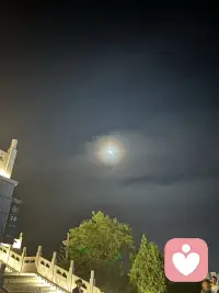 一个朋友说自己上镜丑，有人回复了这么一段话：“拍月亮或者日落的时候，你会发现拍出来的，并没有真实看到的那样美，但你不会认为是天空不好看。
因为你知道，相机不能捕捉天空的美，所以你应该以同样的方式去看待自己。
事实是：你和晚霞一样耀眼！”