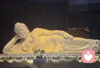 温茶等故人
 
那年深秋，他在外奔波谋生，她守着一间小木屋，日日煮好热茶等他归来。山路难行，风雪常阻归途，她总捧着温热的陶瓷杯，坐在长满苔藓的木墩上眺望林间小路。
 
他们清贫，却把日子过得柔软。他省下饭钱给她添置简单首饰，她亲手缝制衣物，把所有温柔都藏在三餐四季。寒夜里两人依偎取暖，约定等安稳下来，便长久相守，不再分离。
 
变故来得猝不及防，一场远行后，他再也没有踏回这片山林。旁人都说他不会回来了，劝她放下，她却不肯。此后数年，每逢落雨，她依旧泡上热茶，水汽袅袅飘在湿润林间，静静等候。
 
岁月磨白了她的发丝，杯子换了一只又一只，等候的人始终未现。某个雨天，她捧着冷透的茶水坐在老地方，看着漫天雨雾，才终于明白，当年那句相守，终究只是一场来不及兑现的诺言。
 
往后山中依旧落雨，热茶照常升腾白雾，只是再也没有人，穿过湿漉漉的森林，奔赴她长久的等待。曾经满心欢喜的期盼，最后只剩无尽孤寂，消散在年年岁岁的风雨里。