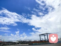 #职场里的讨好型人格#

同事又塞过来一份急活，你明明手头还有三个报告没写完，嘴里却自动弹出：“好的，没问题。”

然后你加班到深夜，点外卖时手都在抖，心里骂自己一万遍“为什么不说no”。

因为我们从小就被教育“要合群”“别给人添麻烦”，却没人教我们：健康的关系，不是靠委屈自己换来的。 你怕拒绝会得罪人，可那些总把烂摊子甩给你的人，从来不怕得罪你。

职场不是考场，没有“好人卡”可以拿。你的价值，不在于你接了多少活，而在于你把自己份内的事做得多漂亮。

下次再想答应时，停三秒，试着说：“我手头排满了，明天再帮你看看？”

你会发现，天不会塌，而你的时间，终于属于自己了。
