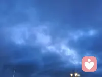 #你是不是也在心里给自己开批斗大会#

发完一条消息，对方没回，你开始回想：是不是我哪句话说错了？是不是我不该主动找他？是不是他其实烦我很久了？

领导开会时皱了皱眉，你立刻翻出昨天交的报告，逐字逐句检查是不是有漏洞。晚上躺在床上，大脑像放电影一样回放今天所有“可能出糗”的瞬间，越想越清醒，越想越觉得自己糟糕。

心理学里这叫“反刍思维”——像牛把吃过的草反复咀嚼一样，我们把已经发生的事翻来覆去地解读，直到自己疲惫不堪。

但你有没有想过：你反复咀嚼的那些“错”，也许别人根本没注意到；你花了一整夜复盘的那句“失言”，对方可能早就不记得了。

过度自省不是谦卑，而是对自己的一种隐形暴力。