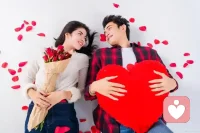 你享受你的亲密关系吗？

我们总以为，亲密关系的好坏，取决于遇见了谁。

遇见对的人，春风满路；遇见错的人，步步荆棘。

可弗洛姆在《爱的艺术》里轻轻提醒了一句：

爱，不是一场运气，而是一种能力

很多时候，我们以为自己深爱一个人，其实只是在需要一个人。

需要他陪，怕夜太长；

需要他懂，怕自己不被看见；

需要他留下，怕一个人面对空荡荡的生活。

一旦他没有满足我们的期待，失落、委屈、愤怒便如潮水涌来。

弗洛姆说，这不是成熟的爱。

不成熟的爱说：“我需要你，所以我爱你。”

成熟的爱说：“我爱你，所以我需要你。”


真正享受亲密关系的人，不是没有矛盾，而是——

在风雨里，依然愿意看见对方。

不因一次争执，就把对方全盘否定；

不因一句无心之言，就断定“他不爱我了”；

不因关系归于平淡，就慌张地以为“爱消失了”。

享受，不是永远快乐。

享受，是在起伏之间，依然能感受到真实的连接。

哪怕有沉默、有委屈、有疲惫，你心里仍有一句话：

“你对我很重要，我也愿意为你留一片温柔的空间。”

 
成熟的爱，至少包含四种品质。

关心——你真的在意他的喜怒哀乐，而不只是在意他有没有让你开心。

责任——不是被迫承担，而是愿意回应他真实的需求。

尊重——你看见他本来的样子，而不是执意把他雕刻成你心中的模样。

了解——你愿意走进他的内心，而不是凭自己的想象去定义他。

当这四样东西渐渐稀薄，即使两个人还在一起，心也可能早已走远。

 

享受亲密关系，先学会与自己相处

一个人若内心空荡，便会拼命从伴侣身上索取安全感。

一个人若害怕被抛弃，便会不断试探、控制、怀疑。

一个人若不喜欢自己，便很难相信别人真的爱自己。


你能否先与自己安然相处？

能否不把全部幸福都押在对方身上？

能否在爱他的同时，也不丢失自己？

爱是一种艺术。

既然是艺术，就需要学习、练习、耐心，也需要真诚。

它不是天生就会的，也不是遇见某个人就自动盛开的。

 

最后，问自己三个问题

在这段关系里，我是更自由了，还是更压抑了？

我是因为爱而靠近，还是因为害怕孤独才不愿离开？

我有没有把他当作一个真实的人来尊重，而不是当作满足期待的影子？

如果答案让你迟疑，也不必急着否定这段关系。

也许它只是在提醒你：

爱是学会提问，学会成长，学会在关系里成为更好的自己。