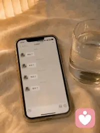🌿 晚上翻聊天记录，
看到前阵子有个男生天天说「想你了」，
却连我生理期难受都没主动问过一句，
突然觉得有些话听久了真的会变轻。

💡 不是不喜欢被惦记，
是想念如果一直停在屏幕上，没有陪伴、没有实在的在乎，
再甜的话也会失去温度。
真正把你放在心上的人，不会说完想你就消失，
会记得你的情绪，也会在你需要的时候让你安心。

✨ 成年人的喜欢，不只要说给耳朵听，也要让心感受得到。
我依然会心软、会惦记，
只是满格的热情，要留给那个同样认真对待我的人。

❤️ 你关注对方，他就会多爱自己一点；你关注自己，他就会反过来爱你。

——翊妃🌿
​