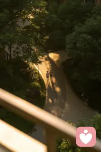 🌿 傍晚在阳台喝茶，风把书页吹到「课题分离」那页，
突然想起前阵子陪姐妹理清楚的情绪卡点。

💡 以前我也总忍不住把别人的情绪揽到自己身上，
后来慢慢修才发现：
对方的不开心是他的课题，我只需要稳好自己的节奏就好。

✨ 现在看着楼下散步的人，
突然觉得不被别人的情绪牵着走，
才是真的自由。

❤️ 你关注对方，他就会多爱自己一点；你关注自己，他就会反过来爱你。

——翊妃🌿