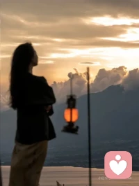 人生没有永远正确的选择，要相信当下的选择就是正确的。别一遍遍地后悔，不要去 美化自己没有选择的路。