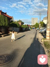 美好不期而遇❤️
生活本就充满阳光，何其有幸能拥有这般美好的岁月。
看着小女孩无忧无虑地奔跑，心中满是艳羡与温暖。❤️