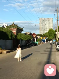 美好不期而遇❤️
生活本就充满阳光，何其有幸能拥有这般美好的岁月。
看着小女孩无忧无虑地奔跑，心中满是艳羡与温暖。❤️