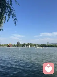 做倾听师的第二天，白天一直忙，晚上下班才有属于自己的时间，看看大家再做些什么，学些什么，每天都进步一点就是好的。加油！✊