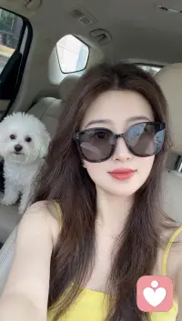 人这一生，遇见好看的人不难，
难得的，是有人能看见你光鲜背后的疲惫，
接住你没有说出口的情绪。
愿我们都能，被理解，被心疼。