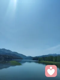 有时压在心上的，不是一件大事，是一场迟到了多年的创伤。

被孤立、被甩锅、被当众否定，天天自我怀疑，甚至夜里常常惊醒。伤痛没有消失，只是被强行压进了心底。在旁人眼里，那些触发他痛苦的事情，实在微不足道。

没有人会把现在的低落，和几年前早已“过去”的事联系起来。

连自己都以为，时间会自动治愈一切。

比创伤更伤人的，是自我攻击

最大的阻碍，从来不是伤痛本身，
是长久以来，连自己都跟着全世界一起指责自己：
是我不对，是我不够强大。
这种自我攻击，比创伤更伤人。
烦恼痛苦不是大哭大闹，是长久的麻木、疏离，像一层厚厚的冰，裹住了鲜活的自己。