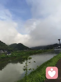 孩子常常提及转学怎么办？孩子的感受才是最重要的。帮助孩子建立一个认知:每个人都有自己的节奏，选择适合自己的路不是丢人的事。同时，你可以这样向别人解释:“我们不是读不下去了，而是想换一个更适合的环境。这样既保护了孩子的面子，也减少外界猜测。先照顾好自己。只有先稳住自己了，才能稳稳地托住孩子。
不需要做一个完美的妈妈，只需要做一个足够好的妈妈会累、会怕、会迷茫，但仍然愿意站在孩子身边。慢慢来，给自己和孩子一点时间