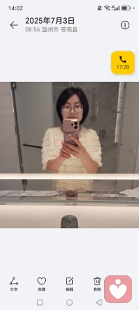 70后最让我感动的是，依然愿意用旧的模式去迁就敬重父母，用新的模式去宠爱、包容下一代，自己在这两种截然相反的模式中寻找平衡，用比较苛刻的方式，让自己成为那个杠杆的支撑点，告诉父母，放心，有我给你们养老，告诉孩子，放心去过自己的生活，不用你给我养老。