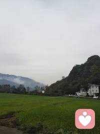 拾起自己，就是把注意力、时间和情绪从讨好别人、纠缠烂关系里收回来，重新照顾自己的感受和边界。