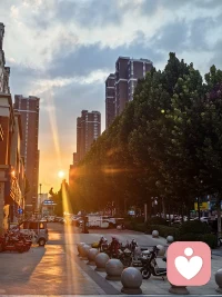 等是等不到的，没有人会主动想起你的难处，把手伸出来才会有机会。