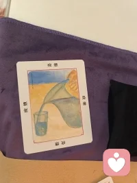 大家好呀，我是刚来平台不久的倾听师。今天想跟大家分享我的“百宝箱”——OH卡（潜意识投射卡）。
很多人第一次听到OH卡，会以为它是算命或者塔罗牌，其实不是的哦！它是一套非常有趣的心理学工具。里面有88张图卡和88张字卡，当我们看到这些模糊的图像时，脑海里浮现的第一个故事，往往藏着我们内心深处最真实的情绪。
如果你最近觉得心里乱糟糟的，或者有些迷茫，不妨来找我抽一张卡，让潜意识帮你找到答案。欢迎在评论区和我聊聊你今天的心情呀~👇