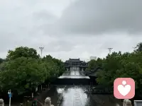 哈佛的研究说人际关系上是没有一劳永逸的方式的，与家人与朋友建立的所有的深度关系和亲密关系，它都是需要你长年累月地去真心的投入，真心地去关心对方，去保护这段关系，付出你的时间，在这一点上没有捷径可走。
假期与友相聚逛小镇，雨天有不一样的心情。