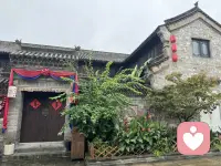 哈佛的研究说人际关系上是没有一劳永逸的方式的，与家人与朋友建立的所有的深度关系和亲密关系，它都是需要你长年累月地去真心的投入，真心地去关心对方，去保护这段关系，付出你的时间，在这一点上没有捷径可走。
假期与友相聚逛小镇，雨天有不一样的心情。
