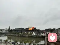 哈佛的研究说人际关系上是没有一劳永逸的方式的，与家人与朋友建立的所有的深度关系和亲密关系，它都是需要你长年累月地去真心的投入，真心地去关心对方，去保护这段关系，付出你的时间，在这一点上没有捷径可走。
假期与友相聚逛小镇，雨天有不一样的心情。