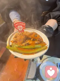 世上唯爱与美食不可辜负，
若无人给予爱，
那就更应该自己好好爱自己咯，
一碗宁夏滩羊辣糊糊，
治愈今天的疲惫。