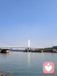 微博文案（98字）
 
生活里的委屈、迷茫与内耗，不必独自硬扛。
每个人都有情绪低落的时刻，哭、难过、纠结都没有错。我愿意不带评判地倾听你的心事，接纳你的全部感受。
 
不灌输大道理，只做安全的情绪树洞。陪你梳理纷乱思绪，看见内在的自己，慢慢找回内心的松弛与力量✨