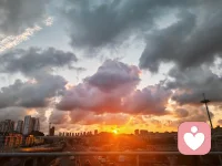 不必总逼着自己做情绪稳定的人。
 
难过可以流露，疲惫可以停下，
不用把所有委屈都悄悄藏在心底。
 
接纳自己的脆弱，允许情绪慢慢流淌，
好好善待自己，才是一生最重要的功课。
我愿意倾听你的心事。