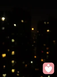年过三十五，肩上一下子堆起太多重担。房贷车贷要还，工作不敢松懈，要顾及年迈的老人，要操心孩子的成长。
 
年少的时候，我们都在心里描绘过闪闪发光的人生蓝图，憧憬过理想的生活，怀揣着滚烫的梦想。可步入现实，才发现生活一地琐碎。曾经的憧憬慢慢变得模糊，日复一日被柴米油盐裹挟，心里常常会迷茫发问：活着到底是为了什么？
 
好像人生只剩下一件事：赚钱养家。每天都在焦虑收入，害怕收入断档，害怕扛不起家里的开销。梦想、热爱，都被生活挤到角落，仿佛成了遥不可及的泡影。
 
其实这不是你一个人的困境，很多走到这个年纪的人，都在经历同样的挣扎。
不是你的理想破碎了，是生活把理想换了一种模样。
 
年少时的梦想，是想要活成光芒万丈的样子；而如今的你，守住家庭，扛住风雨，不逃避现实，拼尽全力撑起身边人的安稳，这本身就是一种了不起的担当。
梦想不一定是要实现多么宏大的目标，未必非要活成年少设想的模样。
 
不必苛责自己，不能因为现在忙着谋生，就否定自己全部的价值。
赚钱养家不是人生的全部，它只是当下必须完成的责任。你可以允许自己偶尔停下来，允许理想暂时被搁置，不必要求自己时刻都斗志昂扬。
 
生活不全是宏大的理想，也藏着细碎的暖意：孩子一句暖心的话，家人平安健康，忙碌之后一顿安稳的晚饭，这些平凡的瞬间，也是活着的意义。
 
不用逼自己立刻找到人生的答案。可以暂时放下对“理想生活”的执念，先好好接纳当下疲惫的自己。重担很重，不必硬撑，累了就允许自己喘口气。
那些年少的蓝图没有彻底消失，只是暂时藏在了生活的缝隙里，等往后有余力，依旧可以慢慢捡回来。