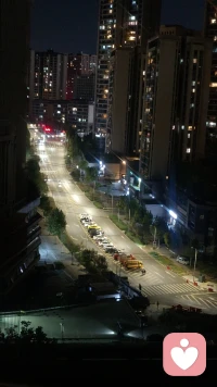 年过35，房贷车贷，老人孩子，工作的压力扑面而来。
年少画好的人生蓝图渐渐模糊，曾经的理想好像变成泡影。
整日忧心收入，我的世界好像只剩下赚钱养家。
原来成年人的世界，大多都是负重前行。
不必苛责自己，守住家人平安，扛住生活风雨，已是万般不易。