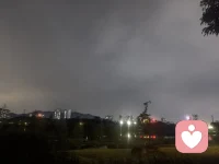 🌃城市万家灯火，
好多人外表看起来好好的，
心里却装着说不出口的委屈。
 
有些心事，不方便讲给家人，
也不愿跟朋友诉苦。
怕被劝大道理，怕被当成矫情。
 
如果你深夜心里压得难受，
可以来我这里。
不评判、不指责，安安静静听你说完。
晚间可预约倾诉陪伴✨