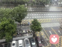 雨后清晨，城市渐渐苏醒。
成年人的烦恼，往往都藏在平静的外表下。
不用强迫自己一直坚强。
如果你心里有郁结，我愿意听你好好说一说