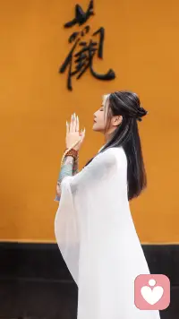 好的感情，不是两个人完全没有矛盾，而是哪怕经历拉扯、误会、情绪的起起落落，依然愿意看见彼此，慢慢靠近。
