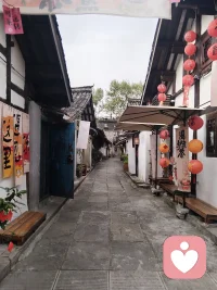 我们总习惯压抑负面感受，以为沉默就是成熟。
但情绪不会凭空消失，积压久了，就会悄悄消耗你。
倾听不是帮你做出选择，而是陪你理清思绪，看见内心真实的声音。