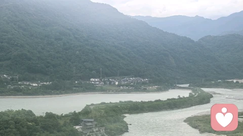 孩子被老师处罚了,家长应该怎么办?最近接到一个客户倾诉,说孩子刚转学到新学校因为迟到被老师罚跪,老师还说如果再犯低级错误就流班跪。言语中这位家长很焦虑,害怕孩子