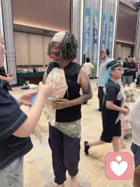 带着娃娃突破外界对自己的看法，打破呈现完美的自己产生的消耗！丑并不重要，自己内在的丰盛自满最重要！