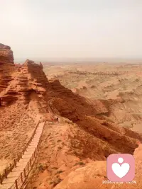我看见少时的天空
​没有无尽的色彩
​反倒是我的梦里
​有着无尽的追逐
​我无数次的从高处坠落 
​落不进谁的怀抱
​只一次次的落在冰冷的夜里
我孤独的走在成长的路上
看见那时的天空
弥漫着各自的困苦
看着我无声无息的长大
看着你们悄无声息的变老
我没有回头的奔向了远方
一次次的相遇又一次次的别离
谁也不曾永恒的留在这里
但那时的天空明亮而又宽广
有我走过许多的路
却不曾有过挚爱的一方土地
      
                《我的天空》YC

​