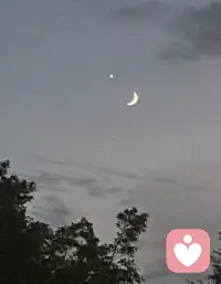 金星伴月（天文学名：金星合月），抬头看看今晚的夜空，这浪漫的「星月童话」。