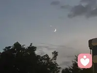 金星伴月（天文学名：金星合月），抬头看看今晚的夜空，这浪漫的「星月童话」。